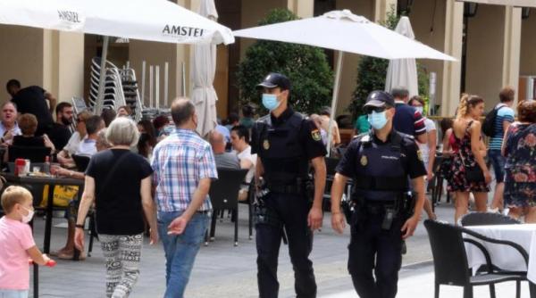 Spania. Metoda "Îmbrățișarea" face noi victime. Tânără româncă, reținută după ce a jefuit un turist