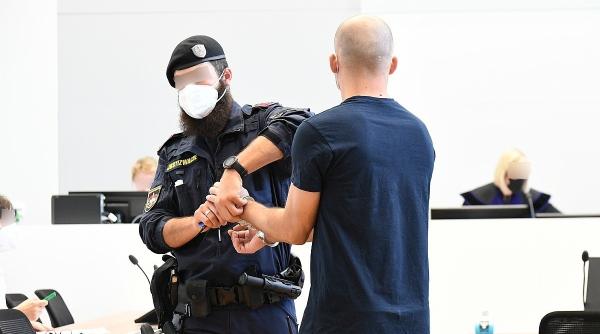 Austria. Ospătar român, încarcerat după ce și-a schimbat meseria în pandemie: Aducea mobilă din România