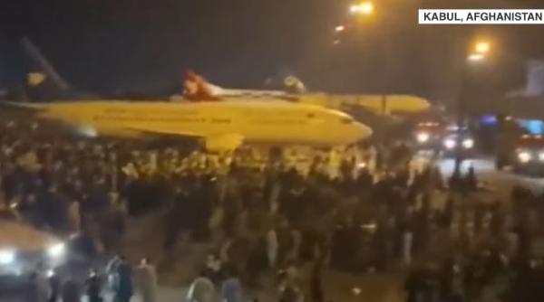 Discuție șocantă între un controlor de zbor și piloții unui avion care decolează din Kabul: 800 de oameni la bord 