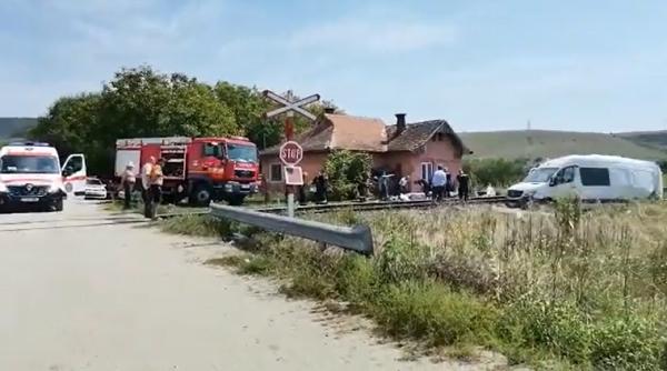 Microbuz cu români, lovit violent de tren. Planul Roșu a fost activat. Opt victime - VIDEO