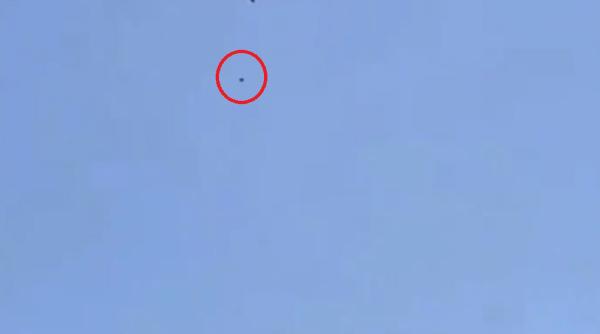 VIDEO șocant. Momentul în care două persoane au căzut dintr-un avion militar, în încercarea de părăsi Afganistanul