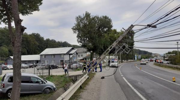 Accident grav. Trei români, între care doi copii, răniți după ce au intrat cu mașina într-un stâlp, la Cluj