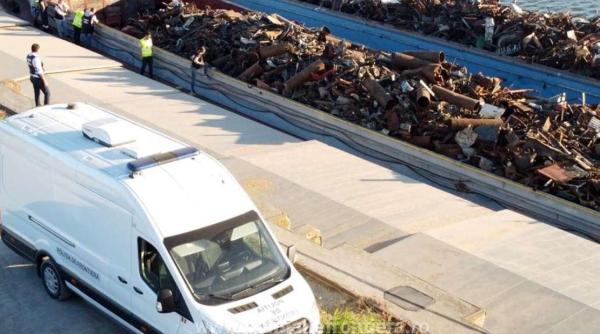 Două barje, oprite pentru un control la Murfatlar. Peste o mie de tone de deșeuri urmau să ajungă în Turcia prin România