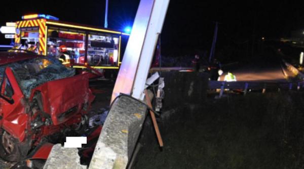 Franța. Un microbuz cu români fuge de un control vamal și se izbește violent de un zid. Un conațional a murit pe loc