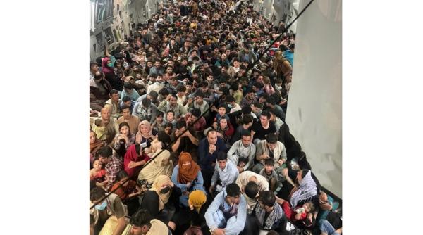 Imaginea disperării: Aproape 650 de afgani înghesuiți într-un avion