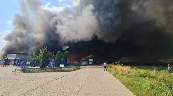 Incendiu puternic la un depozit de materiale plastice din Alba Iulia