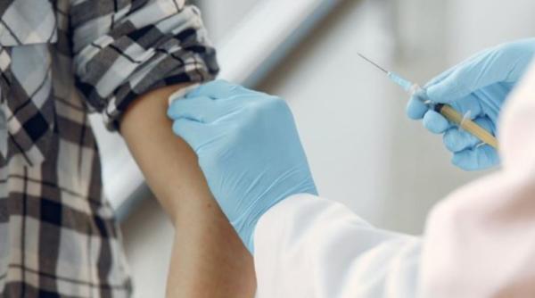 Italia. A început vaccinarea adolescenților împotriva COVID-19. Ei pot veni fără programare, dar însoțiți de părinți