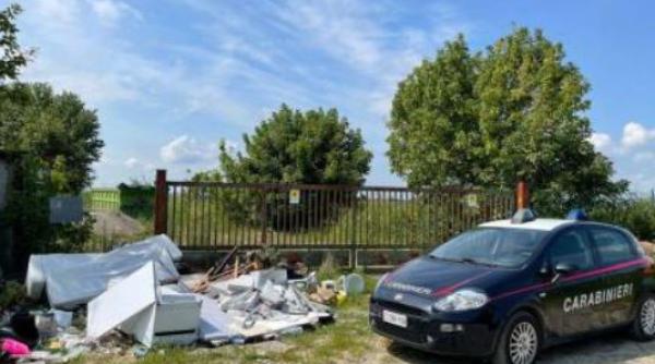 Italia. Doi români, buni de plată. Amendați cu 600 de euro, deoarece au aruncat deșeuri, inclusiv mobilier la marginea orașului