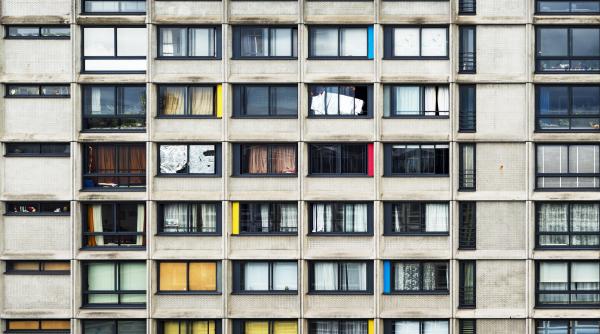 O fetiță de doi ani din Iași a căzut de la etaj, chiar sub ochii mamei sale