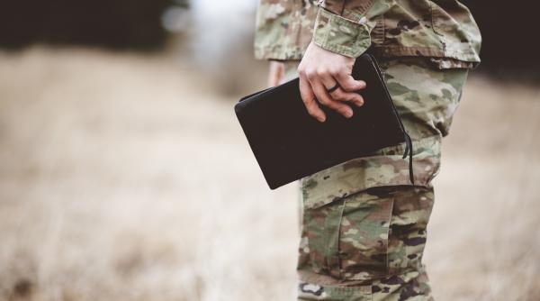 Româncă măritată cu un militar care a luptat în Irak şi Afganistan, viață de coșmar. „O să te omor pe tine şi toată familia ta“ 