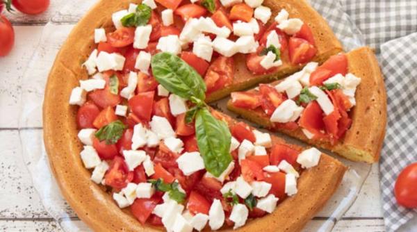 Tartă moale cu roșii și mozzarella. N-o să te poți opri din mâncat, are un gust divin!