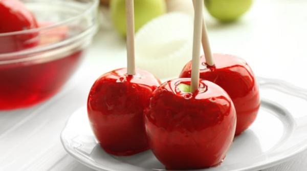 Mere caramelizate. Rețeta simplă din doar 4 ingrediente care iți aduce pe masă gustul copilăriei