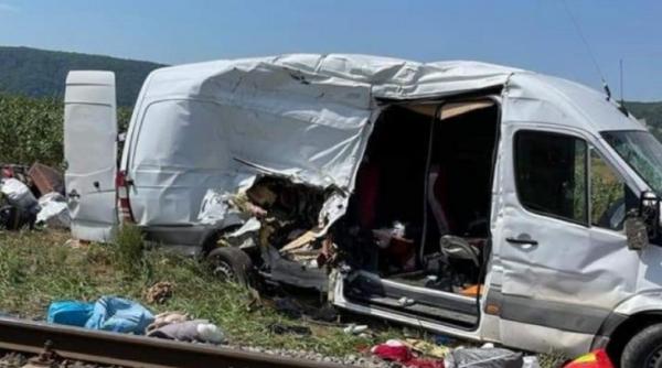 Microbuz cu români care se întorceau din Italia, accident cumplit. Marina a murit, iar fetița ei de 10 ani este în comă