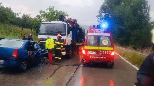 O româncă a murit şi alte trei persoane au fost rănite după o coliziune între un autoturism şi un autocamion, în Argeș