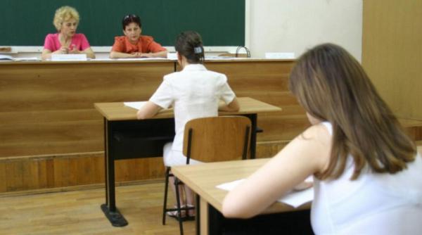 Elevii români, cu 10 la Bacalaureat şi Evaluarea Naţională, recompensaţi cu premii bănești de Ministerul Educației
