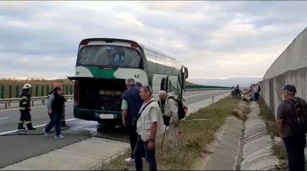 INCENDIU la un autocar cu 35 de pasageri, pe autostrada A3. Pompierii, intervenție de urgență