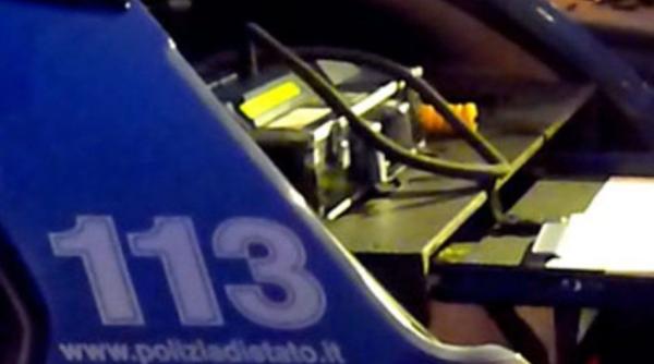 Italia. Oprit pentru un control de rutină, un șofer român s-a dezbrăcat și a luat la bătaie polițiștii