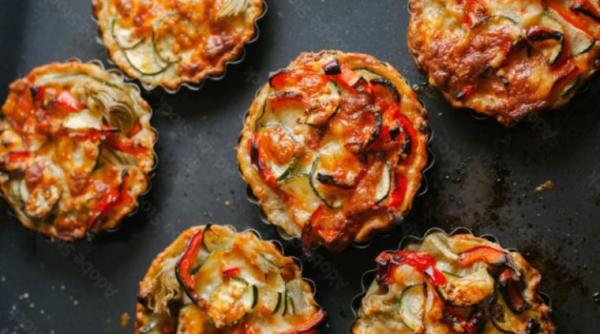 Mini pizza de vară fără aluat. Este gata în 15 minute și are doar 150 de calorii