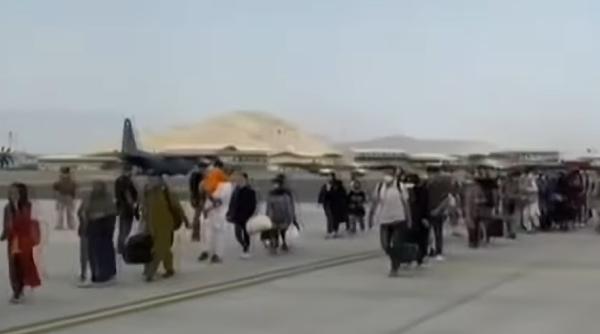 Primul avion cu spanioli şi afgani a aterizat în Spania