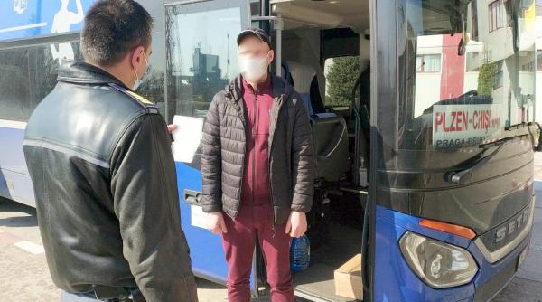 Autocar care mergea în Marea Britanie, oprit la frontiera României. Ce ascundea șoferul într-un plic, descoperit de polițiști