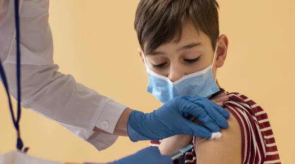 Copiii care se vaccinează ar putea primi vouchere de 100 de lei