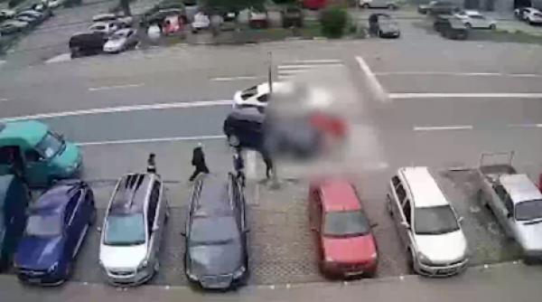 O româncă însărcinată și una dintre fetițele ei, lovite de o mașină pe o trecere de pietoni din Arad, în stare gravă