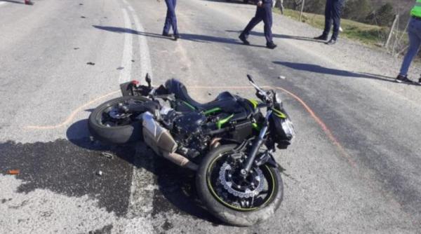 Român mort, după ce a traversat calea ferată pe motocicletă. Pasagerul din spate, în stare gravă, după ce a fost lovit de tren