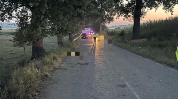Accident tragic. Trei tineri au murit, după ce maşina în care se aflau a intrat într-un copac, în judeţul Vrancea  