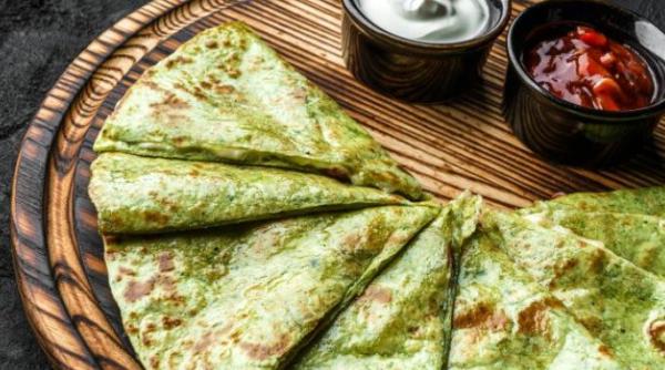 Clătite ușoare din dovlecei. O gustare delicioasă și dietetică. O porție are doar 190 de calorii