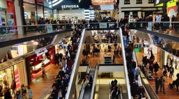 Franța. Proteste în fața magazinelor care nu permit intrarea celor fără certificat verde: „Ne este foame, lasă-ne să intrăm”