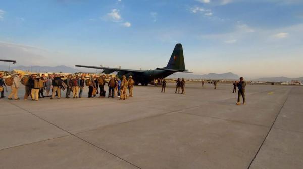 Românii salvați din Afganistan au ajuns acasă. Mărturii cutremurătoare: „Foarte greu de extras cineva / Am fost la mâna lor“