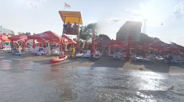 Un tată, care ce a sărit în valuri la Neptun să-și salveze copilul de 12 ani, în stare critică la spital