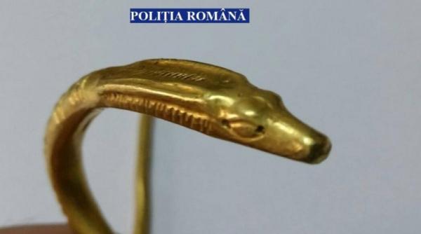 Un român a vrut să amaneteze pentru câteva sute de lei o brățară dacică de 40.000 de euro