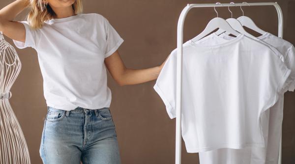 Amestecă doi litri de apă cu trei lămâi și o lingură de sare. Un truc excelent pentru a scoate petele de pe hainele albe