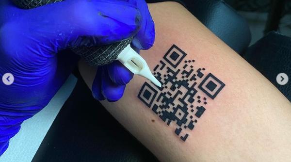 Italia. Cod QR tatuat pe mână ca să arăți că nu ai COVID. "Așa intri ușor în magazin, la cafenea" - FOTO