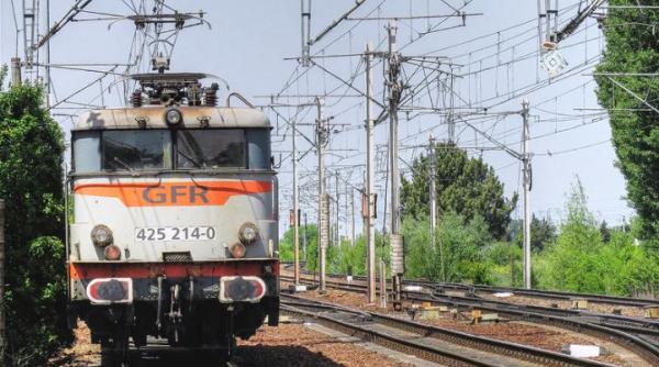 Tren, deraiat pe magistrala Timișoara – București. Circulația feroviară, oprită. Pasagerii din trenurile blocate, transbordaţi cu maşinile