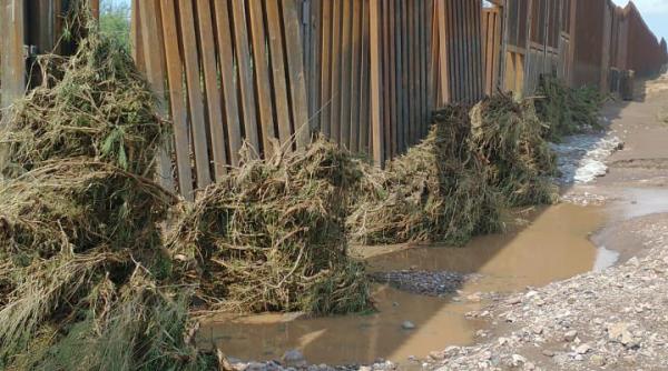 Zidul lui Trump de la frontiera cu Mexicul, avariat de inundaţii de proporţii