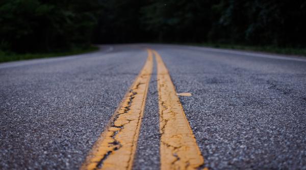 A apărut asfaltul cu miros de flori: „Face munca mai plăcută“. O țară din Europa îl va produce la scară largă