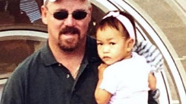 Avea 14 luni când părinţii săi au legat o bombă de ea şi s-au aruncat toţi trei în aer. Cum a supraviețuit