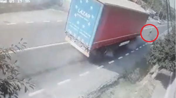 Imagini de infarct: Un TIR evită milimetric o femeie de 90 de ani aflată pe șosea: Bătrâna a fost AMENDATĂ (VIDEO)