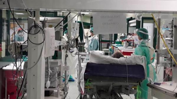 Româncă de 45 de ani, revenită recent din Spania, moarta după infectarea cu tulpina Delta 