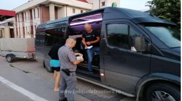 Un şofer de microbuz a FALSIFICAT certificatul de înmatriculare pentru a putea TRANSPORTA mai multe persoane