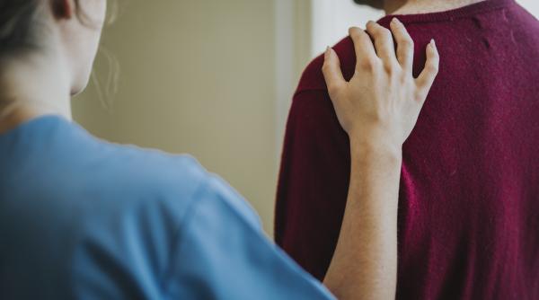 Italia. O badantă româncă l-ar fi bătut, amenințat cu moartea și dat afară din casă pe pensionarul pe care îl îngrijea