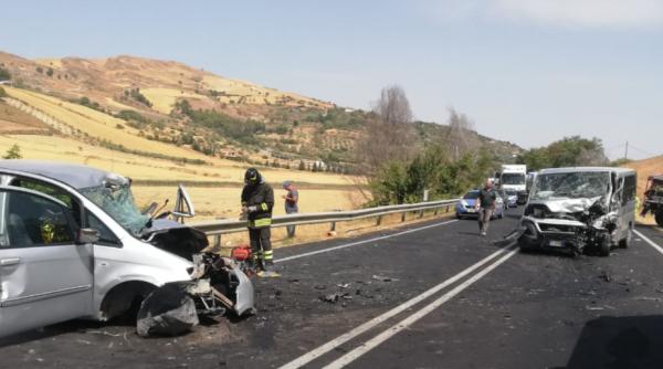Microbuz plin cu români, accident grav în Italia. Sunt 9 răniți, iar o fată de 21 de ani a murit pe loc