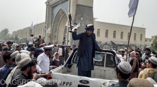 Afganistan. Talibanii cheamă la lucru femeile din sistemul sanitar