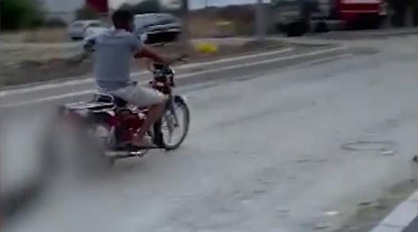 Bărbat, filmat în timp ce târăște un câine, cu un scuter. Animalul a murit