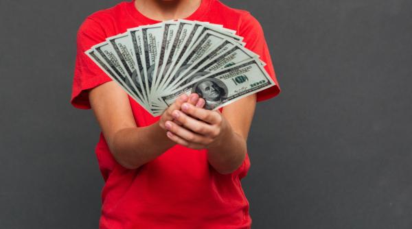 Un bărbat a înșelat statul român și a încasat alocația copilului, crescut de mamă în Germania. Cum i-a reușit escrocheria