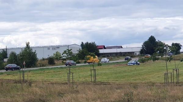 Un șofer a scos pe câmp o mașină de poliție. Bărbatul nu ar fi acordat prioritate autospecialei aflată în misiune