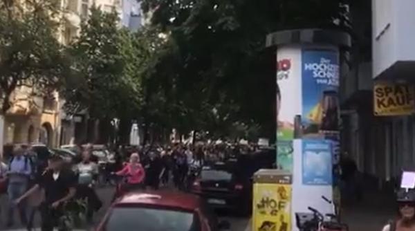 Mii de oameni, în stradă, la Berlin. Protestatarii sunt nemulțumiți de restricțiile din pandemie - VIDEO