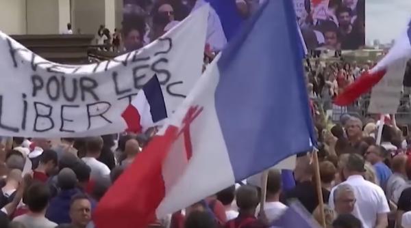 Noi proteste masive în Franţa împotriva certificatului sanitar